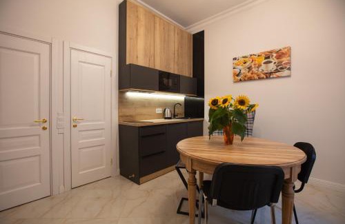 Lviv City Center Apartment | Friends House- сучасні апартаменти в центрі Львова