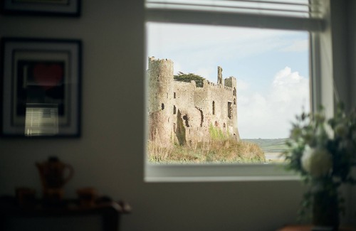 Laugharne Cottage | Frogmore , Stylish upside house with stunning sea and castle views