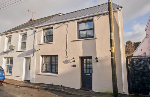 Laugharne Cottage | Frogmore , Stylish upside house with stunning sea and castle views