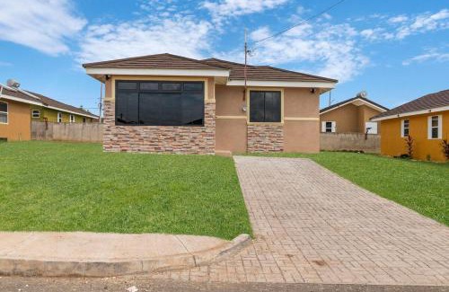 Old Harbour House | Fully Air Conditioned Colbeck Manor - The Geenie Gates