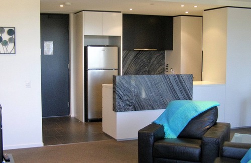 City West Apartment | Fully furnished apartment adjacent to CBD and ANU, with lake and mountain views.