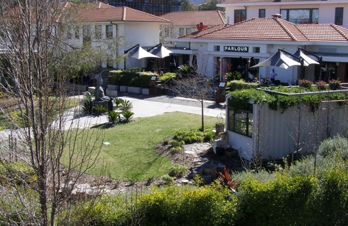 City West Apartment | Fully furnished apartment adjacent to CBD and ANU, with lake and mountain views.