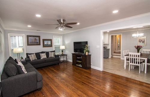Arlington Heights House | Fully Remodeled Home near Dickie's Arena, Will Rogers and Downtown | Great for Families & Friends