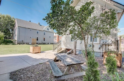 Brewers Hill Apartment | Fun comfortable skyline neighborhood flat