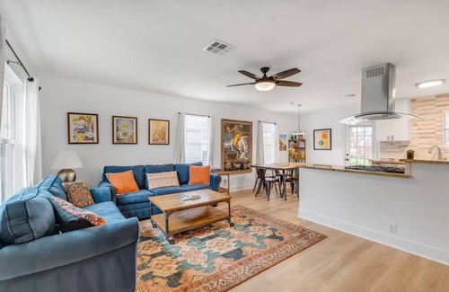South Congress House | Fun Hip Home + Guesthouse in Austin's SoCo! Perfect For ACL/SXSW! POOL & HOT TUB