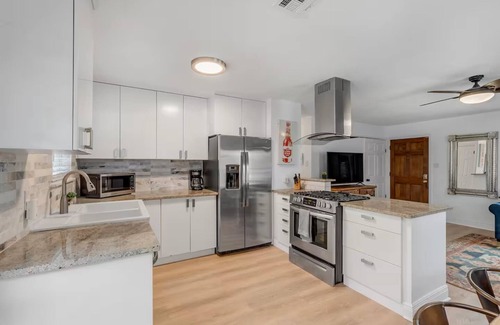 South Congress House | Fun Hip Home + Guesthouse in Austin's SoCo! Perfect For ACL/SXSW! POOL & HOT TUB