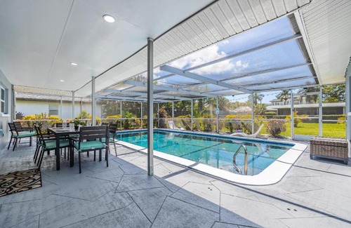 Yacht Club House | Fun, Relaxation, POOL, spacious, Sleeps 12- Villa Sea Crest Cottage