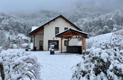 Aiguebelette-le-Lac House | Gîte Au Coeur Du Noyau