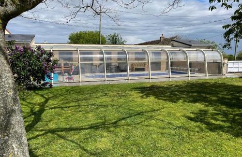 La Suze-sur-Sarthe House | Gîte confortable avec piscine, parking et Wi-Fi à La Suze-sur-Sarthe - FR-1-410-399