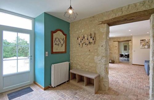 La Mesniere House | Gîte familial de charme pour 13 pers. avec cheminée historique, terrasse, jardin et 3 salles d'eau. - FR-1-497-209