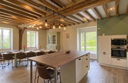 La Mesniere House | Gîte familial de charme pour 13 pers. avec cheminée historique, terrasse, jardin et 3 salles d'eau. - FR-1-497-209