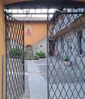 Albate Apartment | Gabbinoholidayhome Appartamento in suggestiva corte