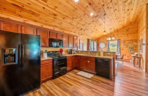 Pigeon Forge Resort | Game Room~ HotTub~ Dollywood 3 Miles~Outdoor Pool
