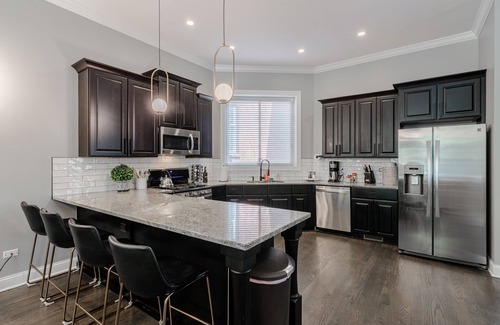 Tri-Taylor Condo | GARAGE PARKING! Stay in, Walk to Great Local Spots, Grab the CTA, or Hop on I-290 - the Perfect Location for All Your Adventures by AllSet Turnover