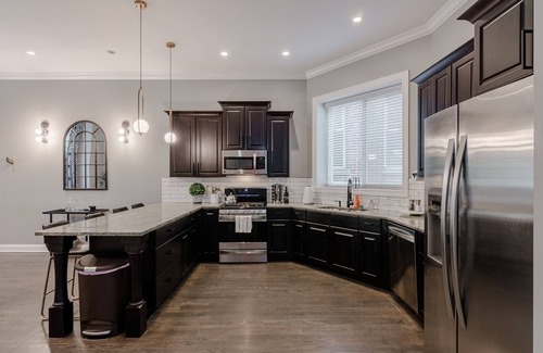 Tri-Taylor Condo | GARAGE PARKING! Stay in, Walk to Great Local Spots, Grab the CTA, or Hop on I-290 - the Perfect Location for All Your Adventures by AllSet Turnover