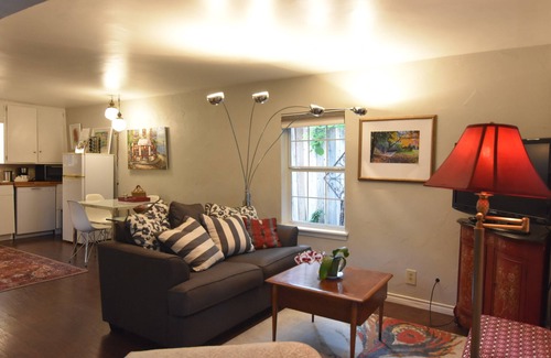 Oak Cliff Cottage | Garden Cottage, Far From The Maddening Crowd but so close to the night life!