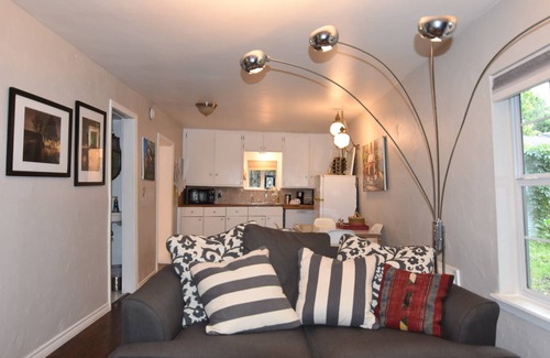 Oak Cliff Cottage | Garden Cottage, Far From The Maddening Crowd but so close to the night life!