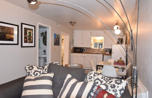 Oak Cliff Cottage | Garden Cottage, Far From The Maddening Crowd but so close to the night life!