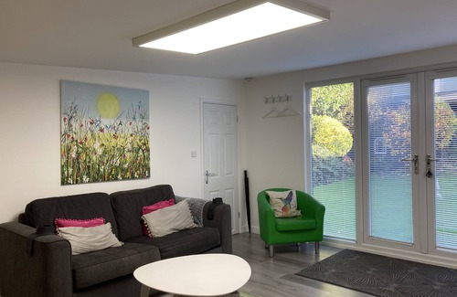 Royal Tunbridge Wells Cabin | Garden retreat, private garden, and parking