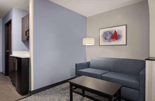 Topeka Hotel | Garner Hotel Topeka West, by IHG