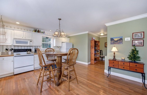 Gatlinburg Cottage | Gatlinburg Getaway – 2 BDR in the Heart of Town! Walk to Dining & Attractions