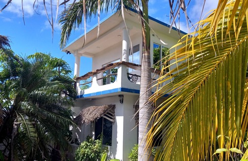 Ladyville Resort | GECKO "LOFT" BUNGALOW Boutique Resort, Awesome Pool! FREE Int'l Airport Shuttle