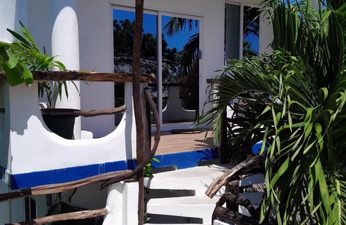 Ladyville Resort | GECKO "LOFT" BUNGALOW Boutique Resort, Awesome Pool! FREE Int'l Airport Shuttle