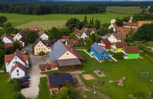 Aue Apartment | Gemütliche Ferienwohnung mit Balkon in Bauernhofidylle
