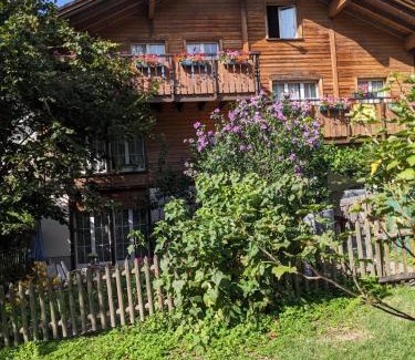 Glarus Sued House | Gemütliche Ferienwohnung Bergzyt - oder Bed and Breakfast , Tradition trifft Gemütlichkeit - Ski und Wandergebiet