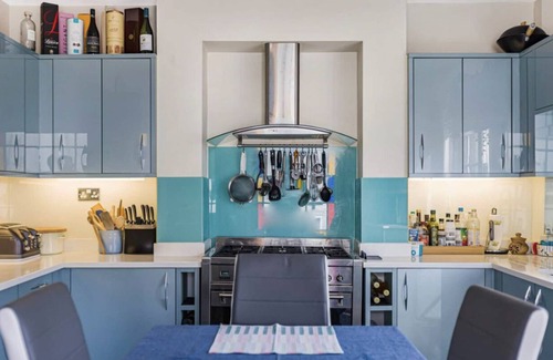 St Albans House | Georgian 4 bed historic house,100m City Centre w/garden & free private parking