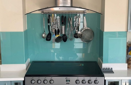 St Albans House | Georgian 4 bed historic house,100m City Centre w/garden & free private parking