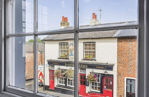 St Albans House | Georgian 4 bed historic house,100m City Centre w/garden & free private parking