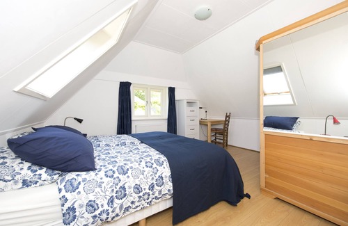 Giethoorn Cabin | Giethoorn Lodge, luxury thatched cottage. Electric sloop for rent