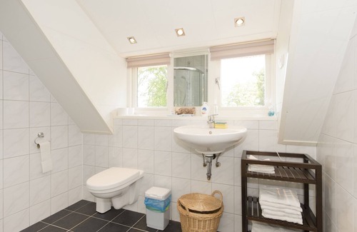Giethoorn Cabin | Giethoorn Lodge, luxury thatched cottage. Electric sloop for rent