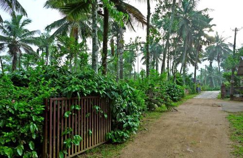 Mudigere Villa | GiriDarshini Homestay - Pool, Falls, 3BH & Estate