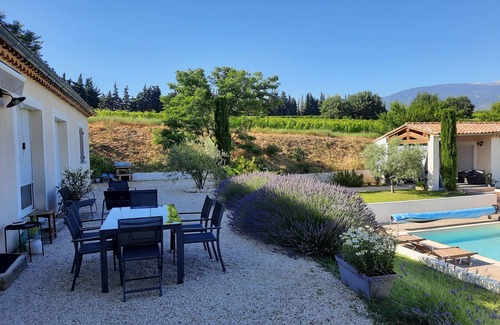 Mormoiron House | Gîte 'Les Vignes', heated swimming pool, breathtaking view at the foot of Mt Ventoux