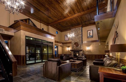Golden Cabin | Glacier Mountaineer Lodge
