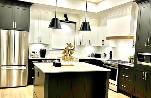 Willoughby House | Glamorous, Luxurious & Brand New 4 Bedroom House, Near Vancouver, Pet Friendly