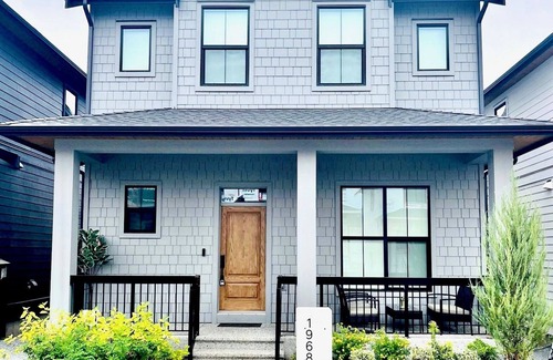 Willoughby House | Glamorous, Luxurious & Brand New 4 Bedroom House, Near Vancouver, Pet Friendly