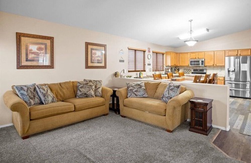 Desert Sunset House | Glendale Game Day Getaway!