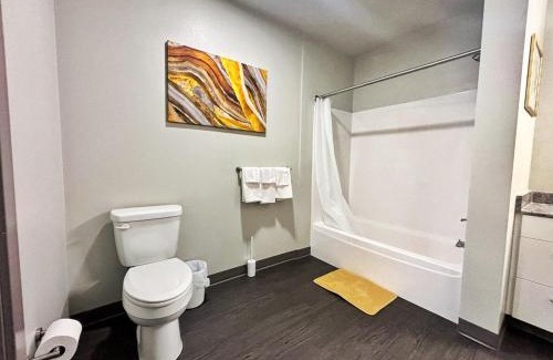 Downtown Des Moines Apartment | Golden Fern Escape