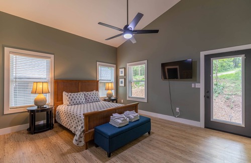 Frank House | Golden Pines at Linville Falls Mtn Club - Pet friendly, fantastic cabin with fenced yard, disc golf