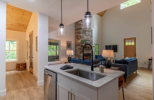 Frank House | Golden Pines at Linville Falls Mtn Club - Pet friendly, fantastic cabin with fenced yard, disc golf