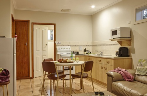 Bright Apartment | Goldfield Holiday Units