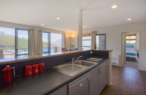 Queenstown House | Goldfields Gem - Stunning 3-bedroom house with panoramic lake and mountain views