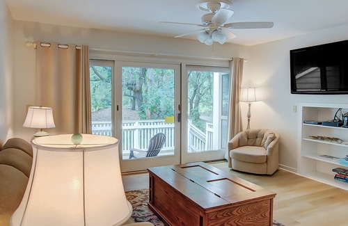 Isle of Palms Villa | Golf course villa with pool & tennis access - walk to the ocean beach!