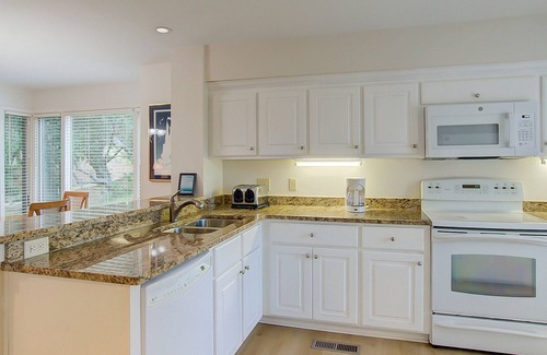 Isle of Palms Villa | Golf course villa with pool & tennis access - walk to the ocean beach!