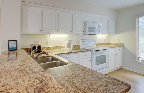 Isle of Palms Villa | Golf course villa with pool & tennis access - walk to the ocean beach!