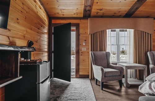 Tully Cabin | Golf, Outdoor Bar, Restaurant - The Cedar Haven