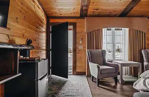 Tully Cabin | Golf, Outdoor Bar, Restaurant - The Oakwood Cabin